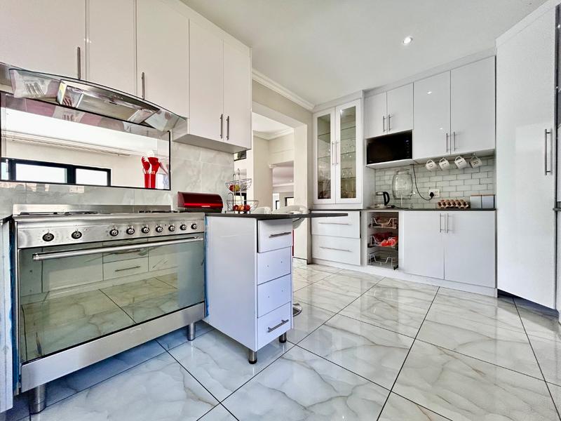 5 Bedroom Property for Sale in Xanadu North West